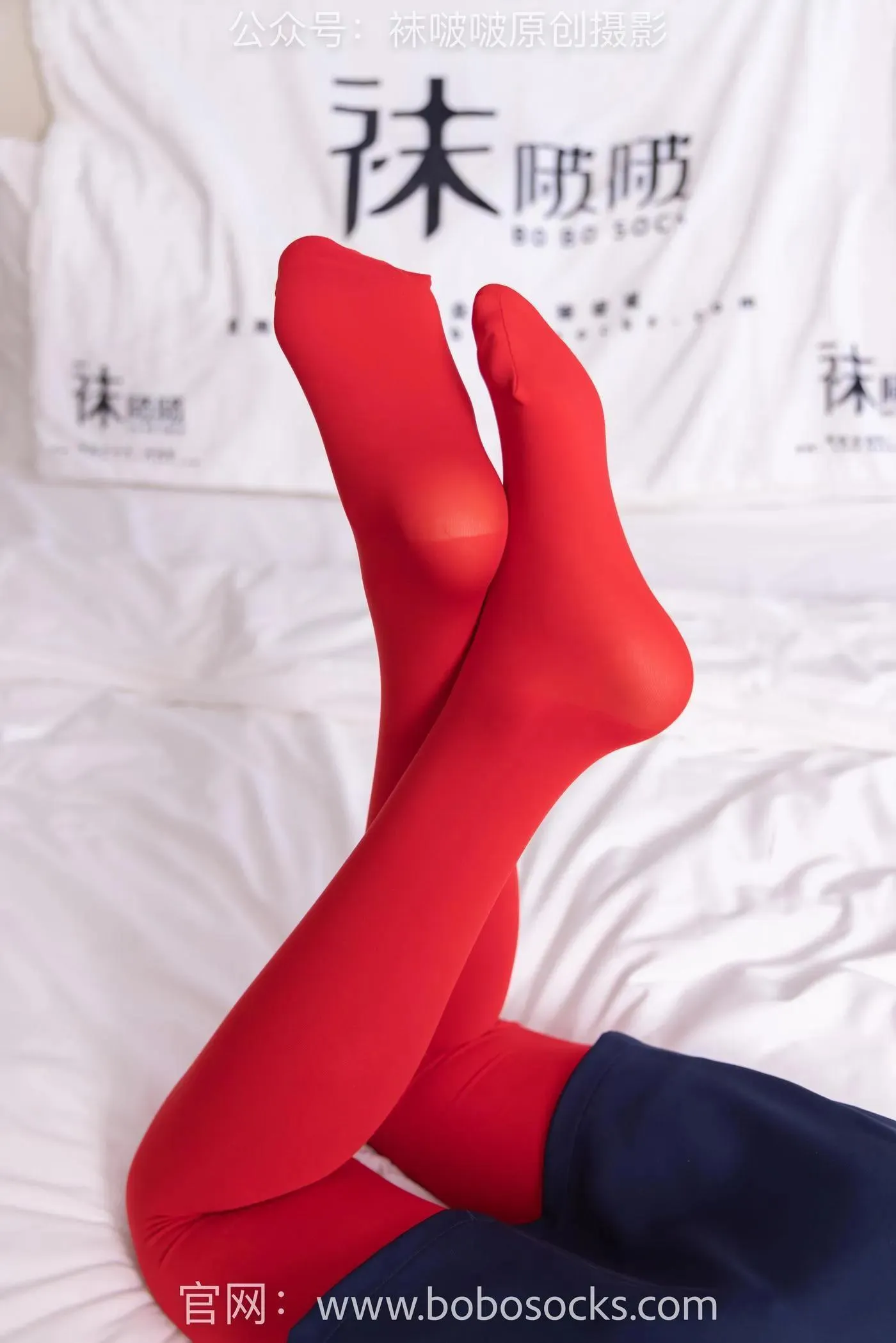 [BoBoSocks袜啵啵]NO.132 小甜豆-aj1板鞋、蓝色短靴、厚黑丝、厚红丝 [145P]插图2